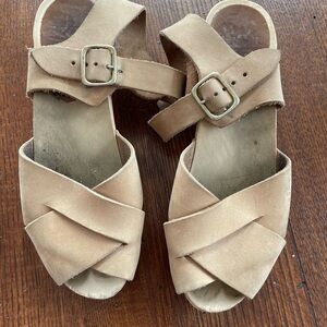 Bryr Tan Sandals Classic Criss-Cross Design